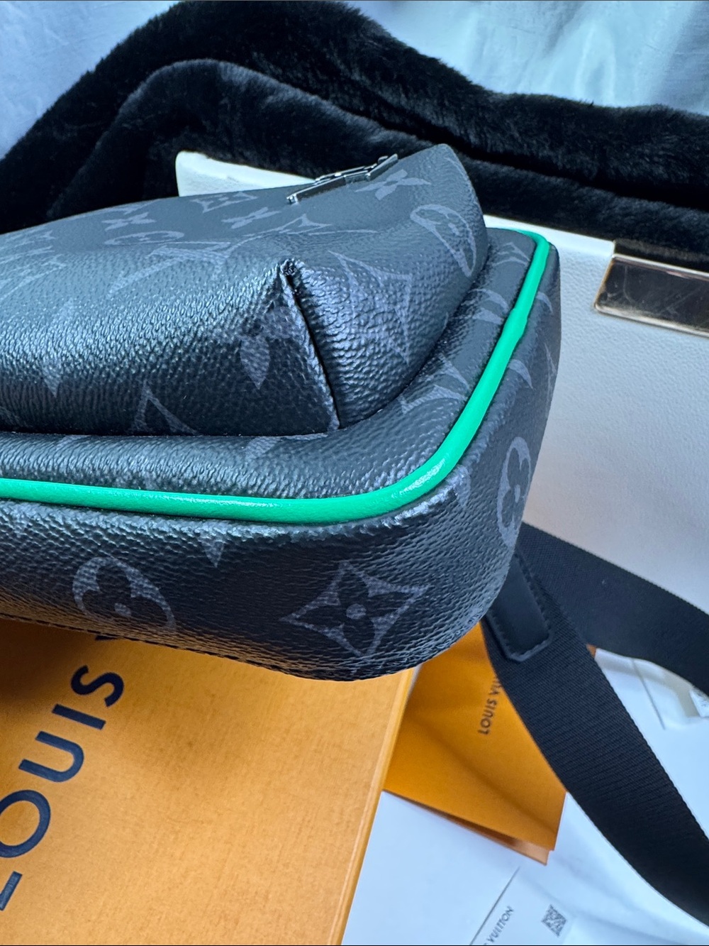 Unisex Louis Vuitton avenue slingbag eclipse black/green leather crossbody bag - Picture 4 of 13